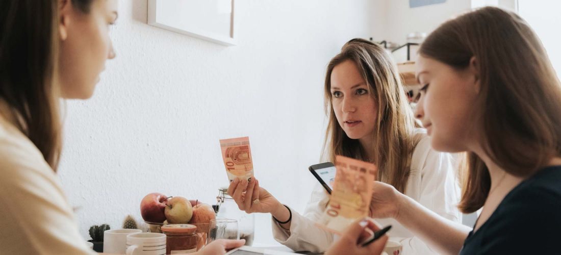 Drei Frauen mit Geldscheinen